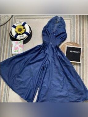 Denim Halter Top Wide Leg
Jumpsuit Women's M Blue Jean
Festival Outfit Boho NEW